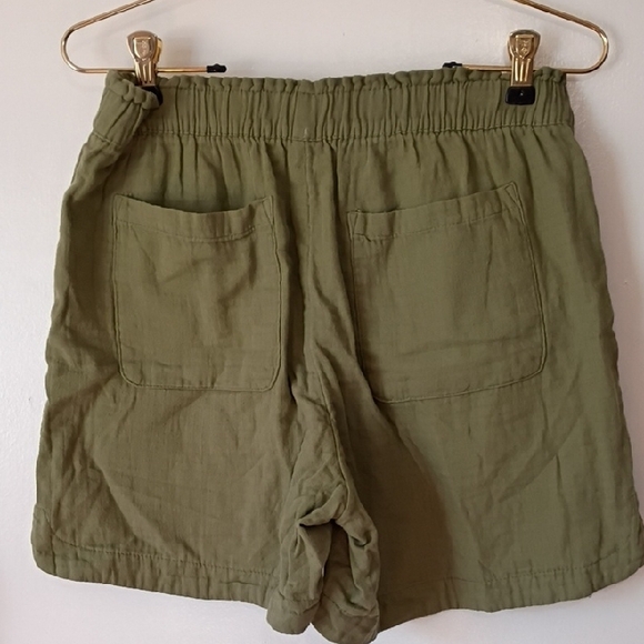 Old Navy Women's Cargo Shorts in Olive - Picture 8 of 8